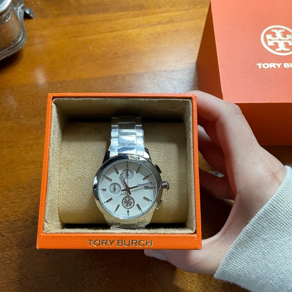 Unused watch, will need a new battery - Picture 2 of 4